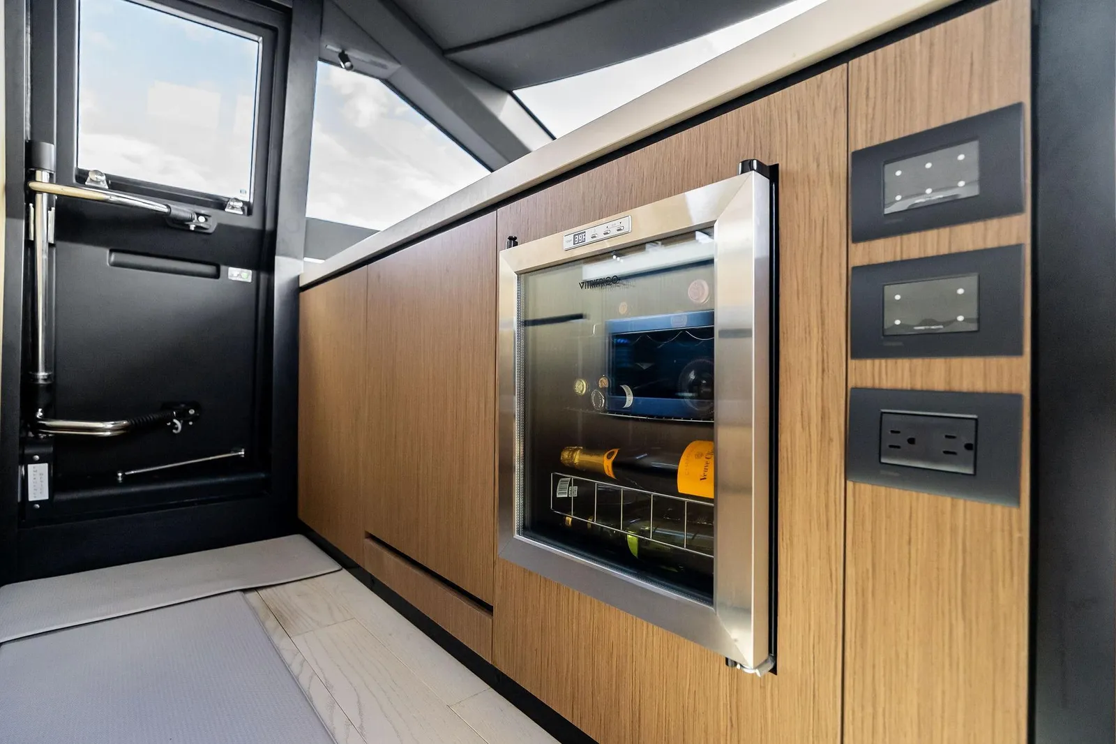 2024 Ferretti 720 – photo 61