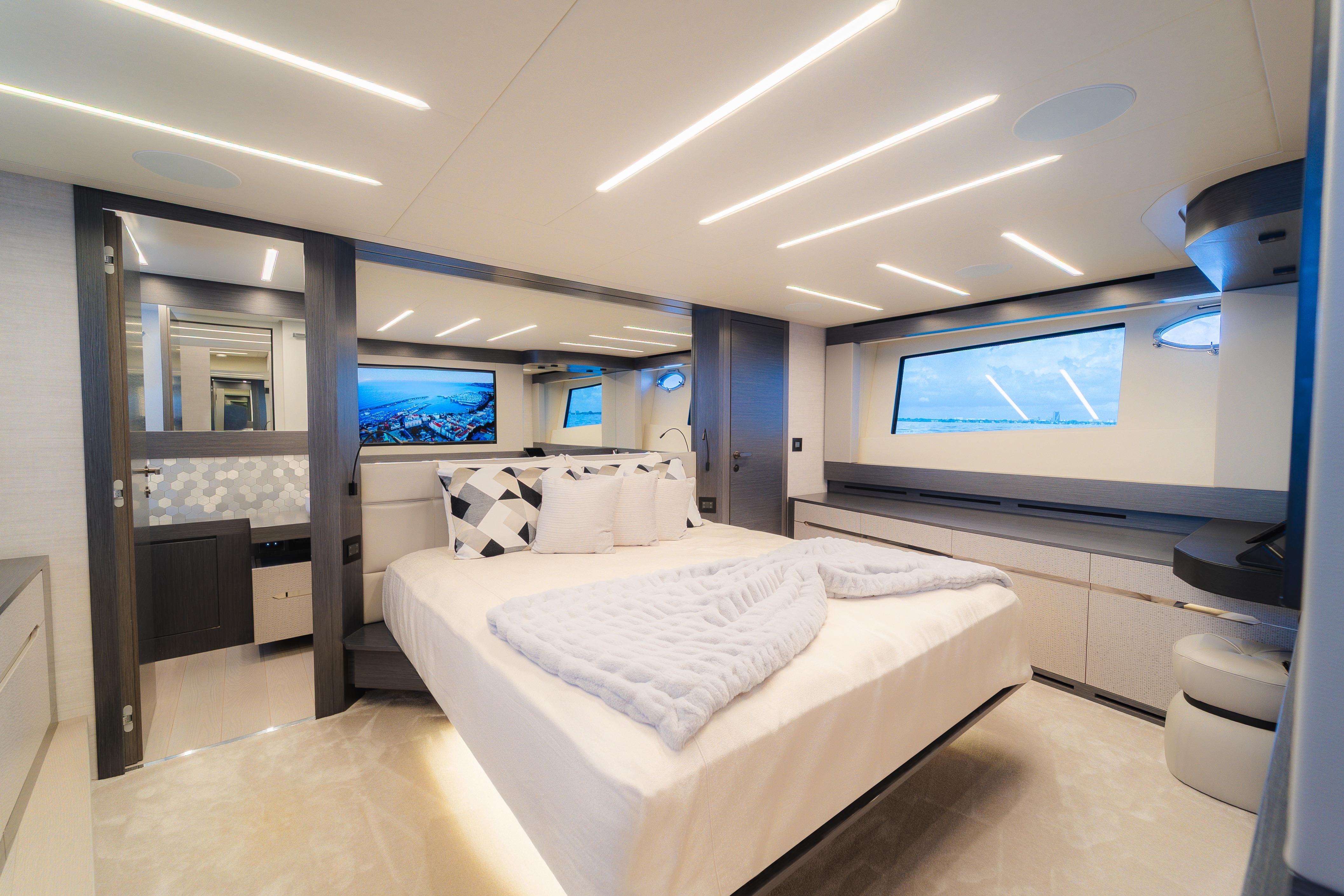 2021 Pershing 8X – photo 19