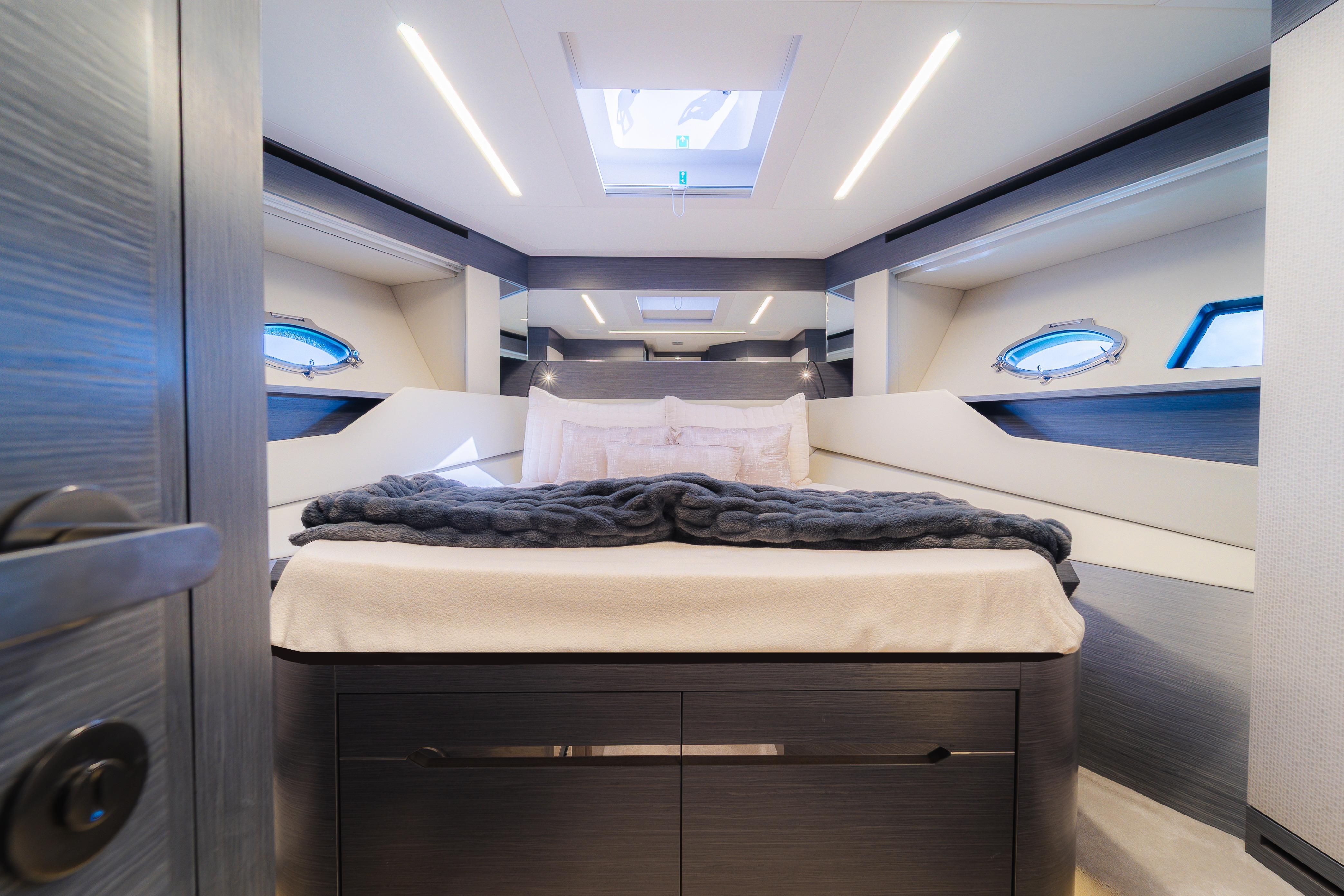 2021 Pershing 8X – photo 22