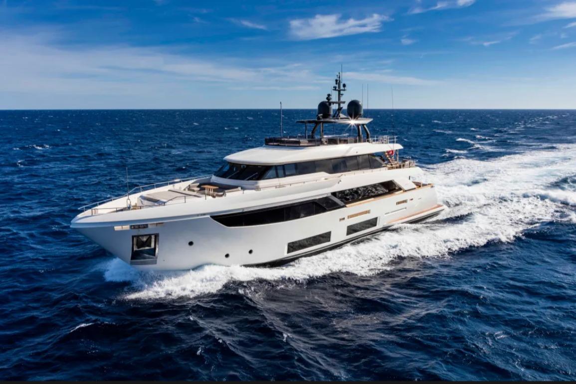 2018 Custom Line Navetta 33 for sale in Aventura – exterior view
