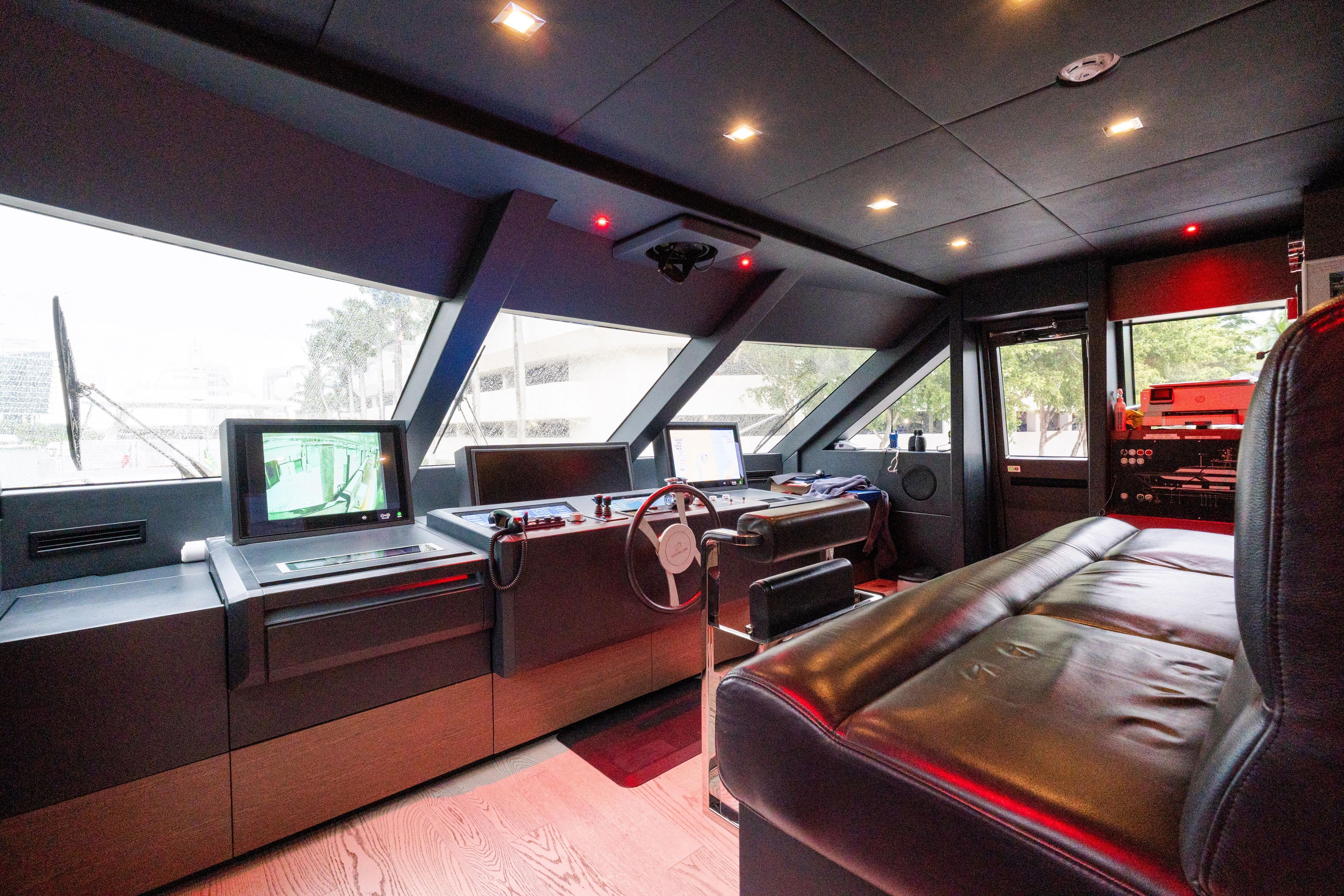 2018 Custom Line Navetta 33 – photo 12