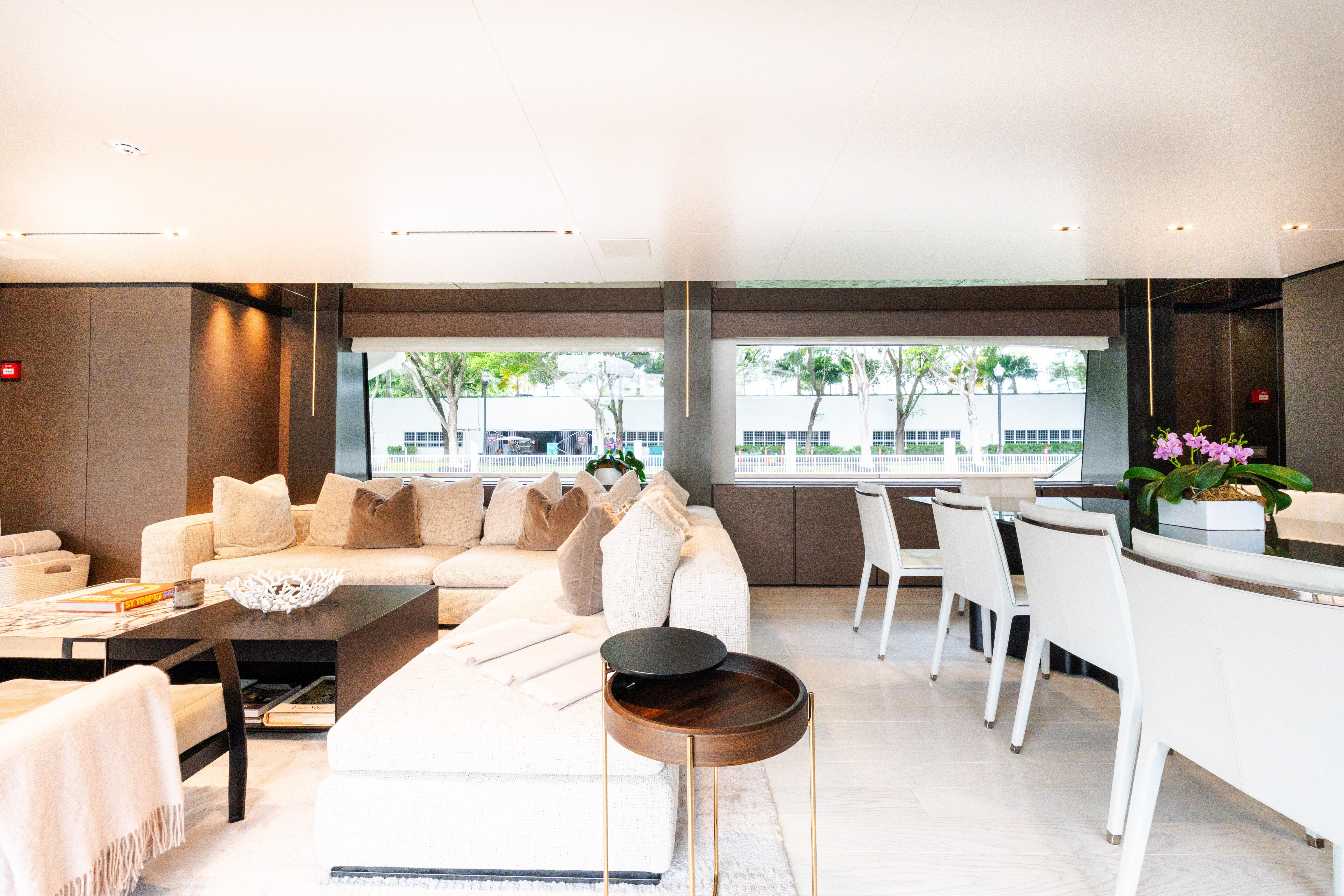 2018 Custom Line Navetta 33 – photo 17