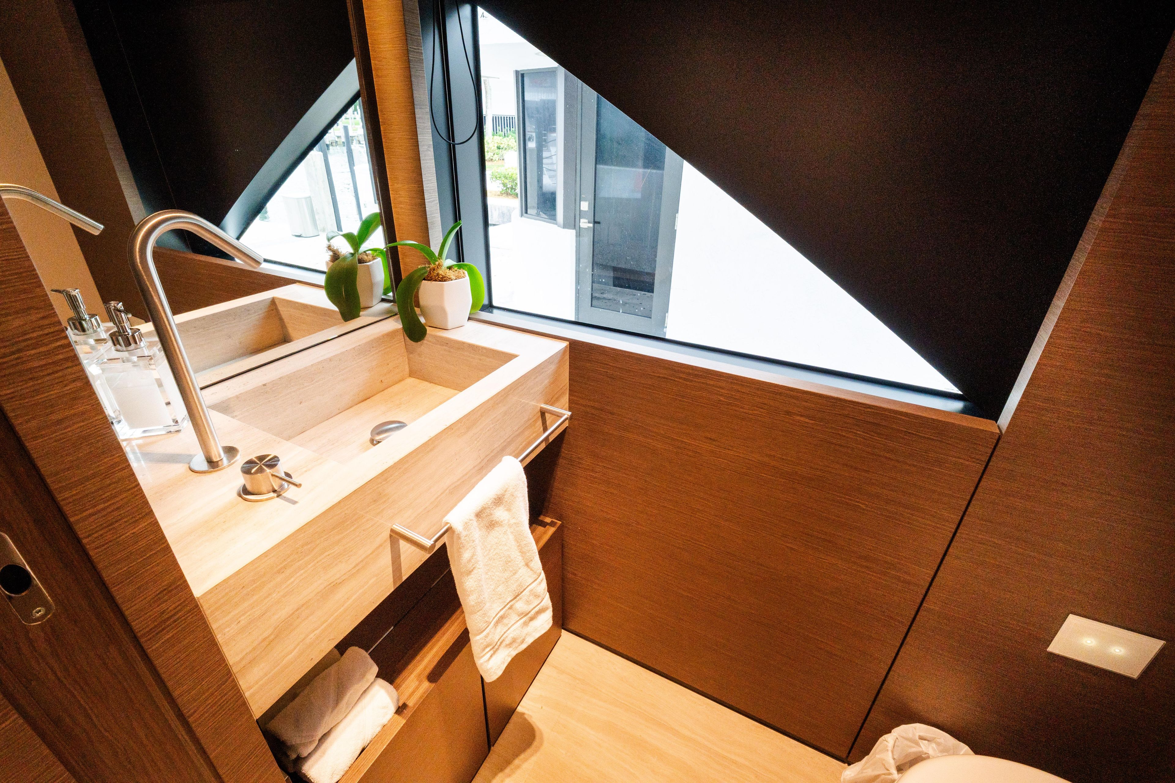2018 Custom Line Navetta 33 – photo 19