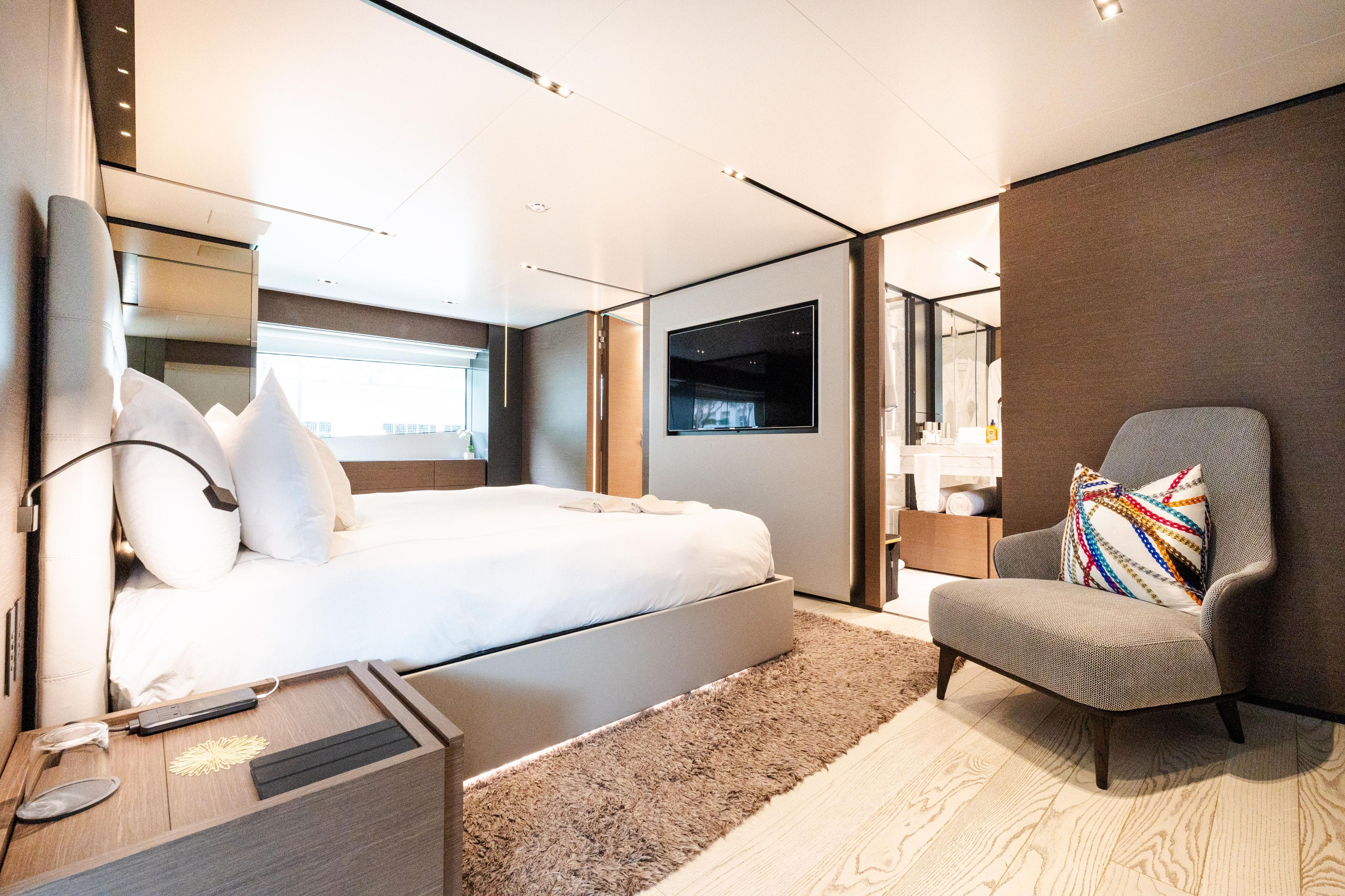 2018 Custom Line Navetta 33 – photo 23
