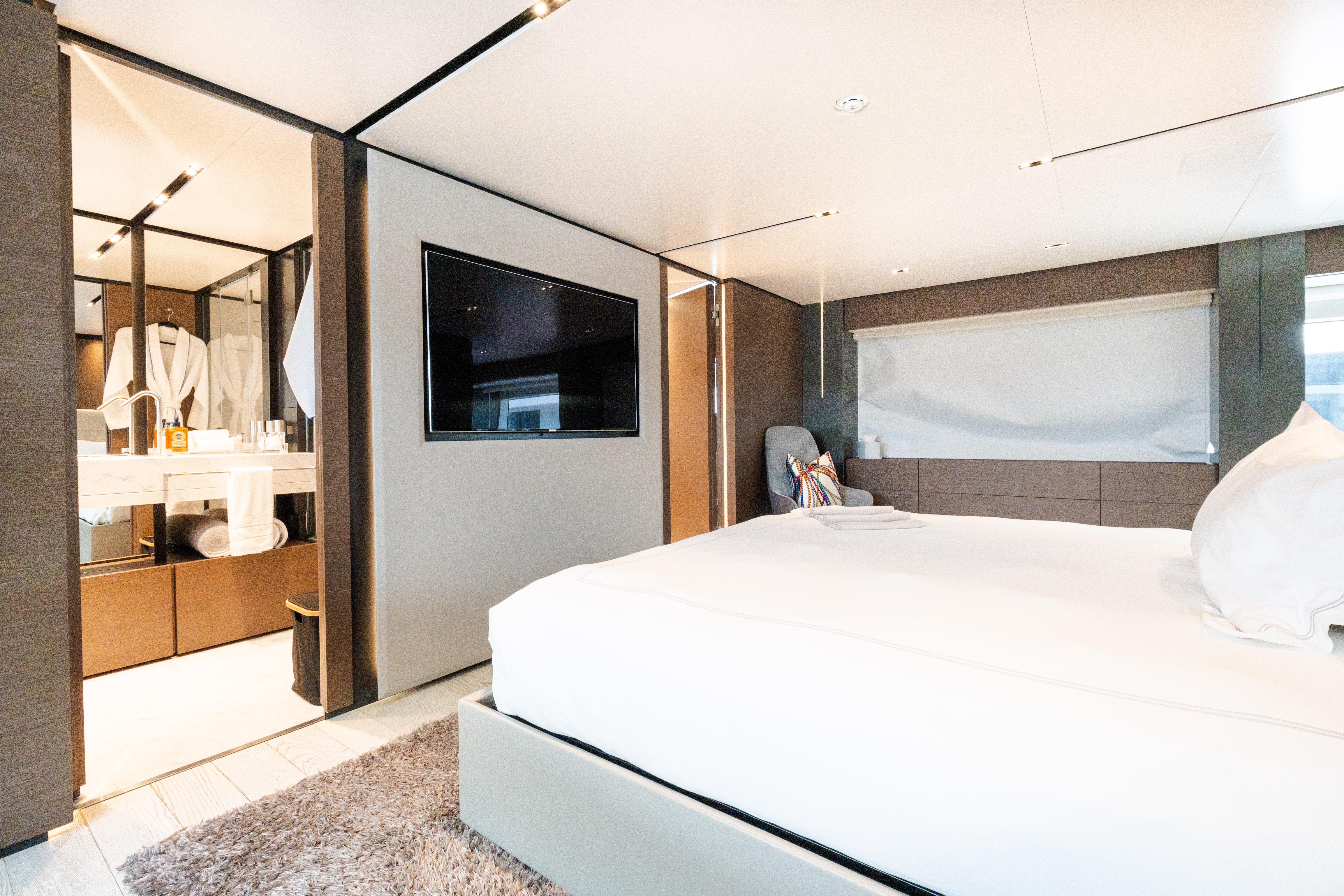 2018 Custom Line Navetta 33 – photo 25