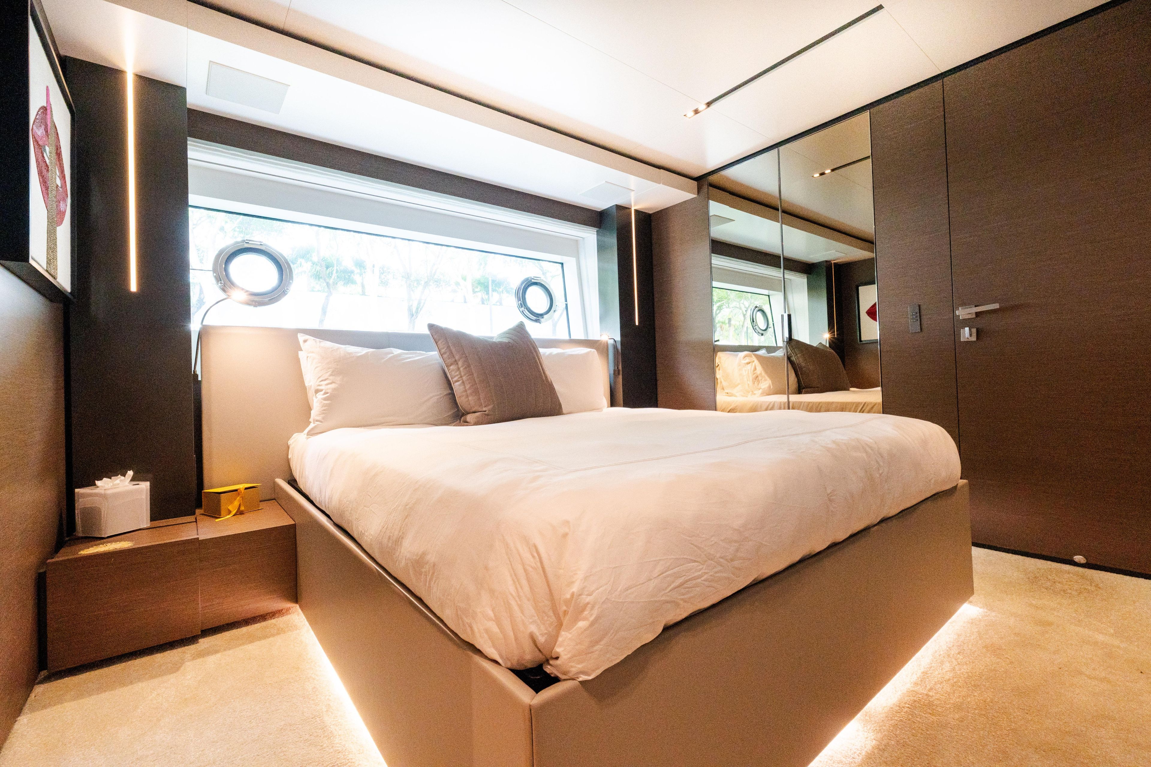 2018 Custom Line Navetta 33 – photo 32