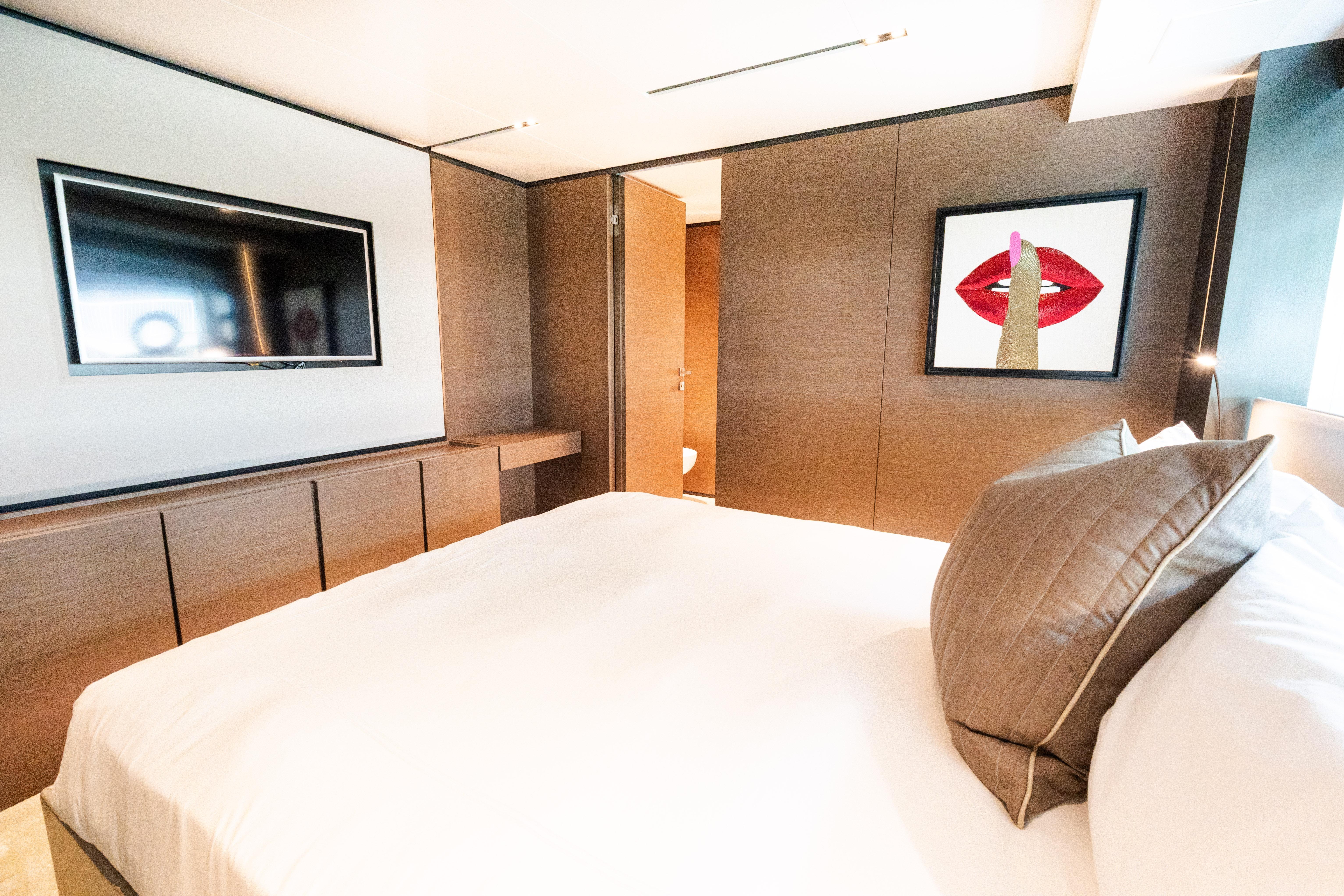 2018 Custom Line Navetta 33 – photo 35