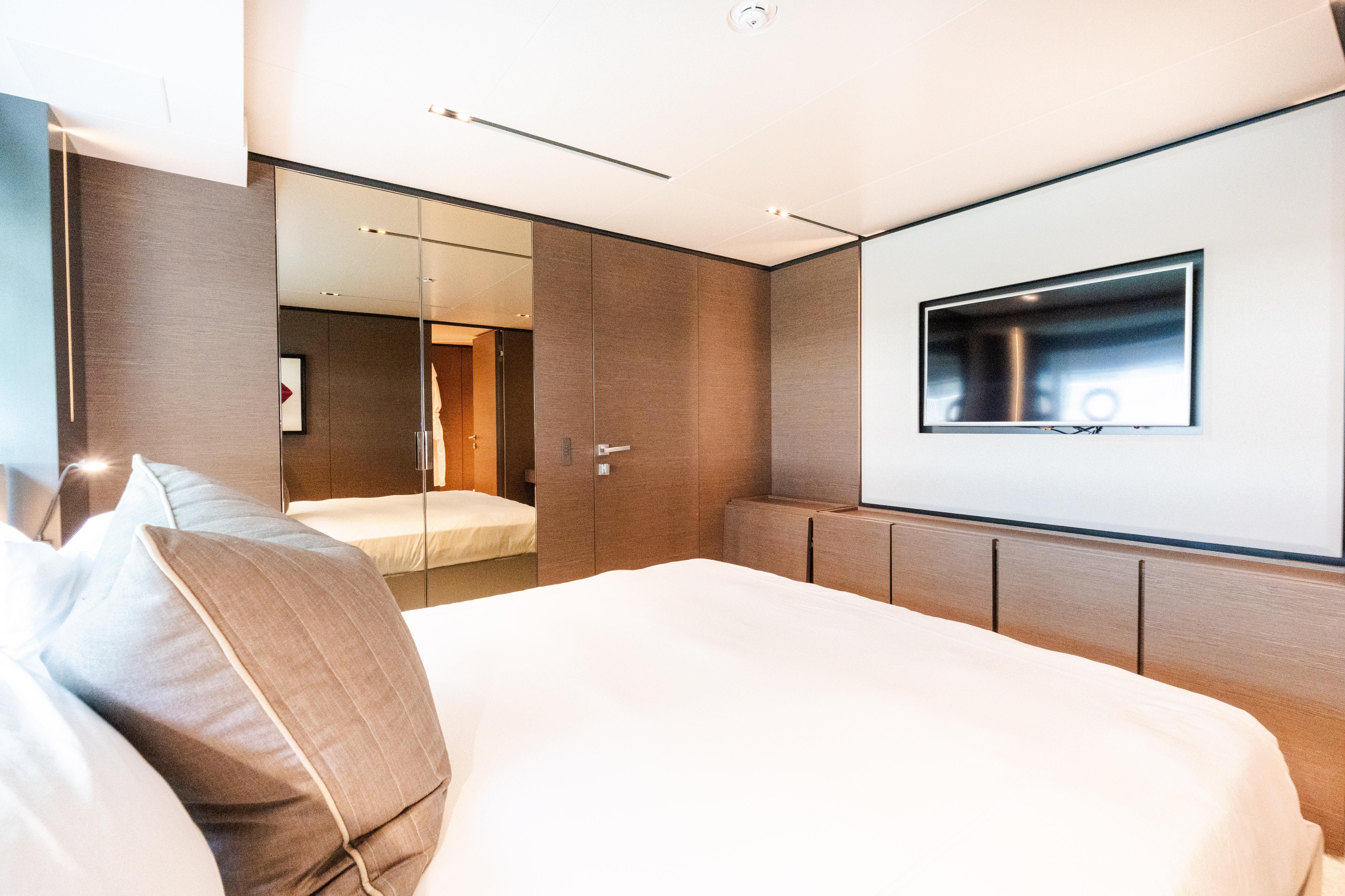 2018 Custom Line Navetta 33 – photo 36
