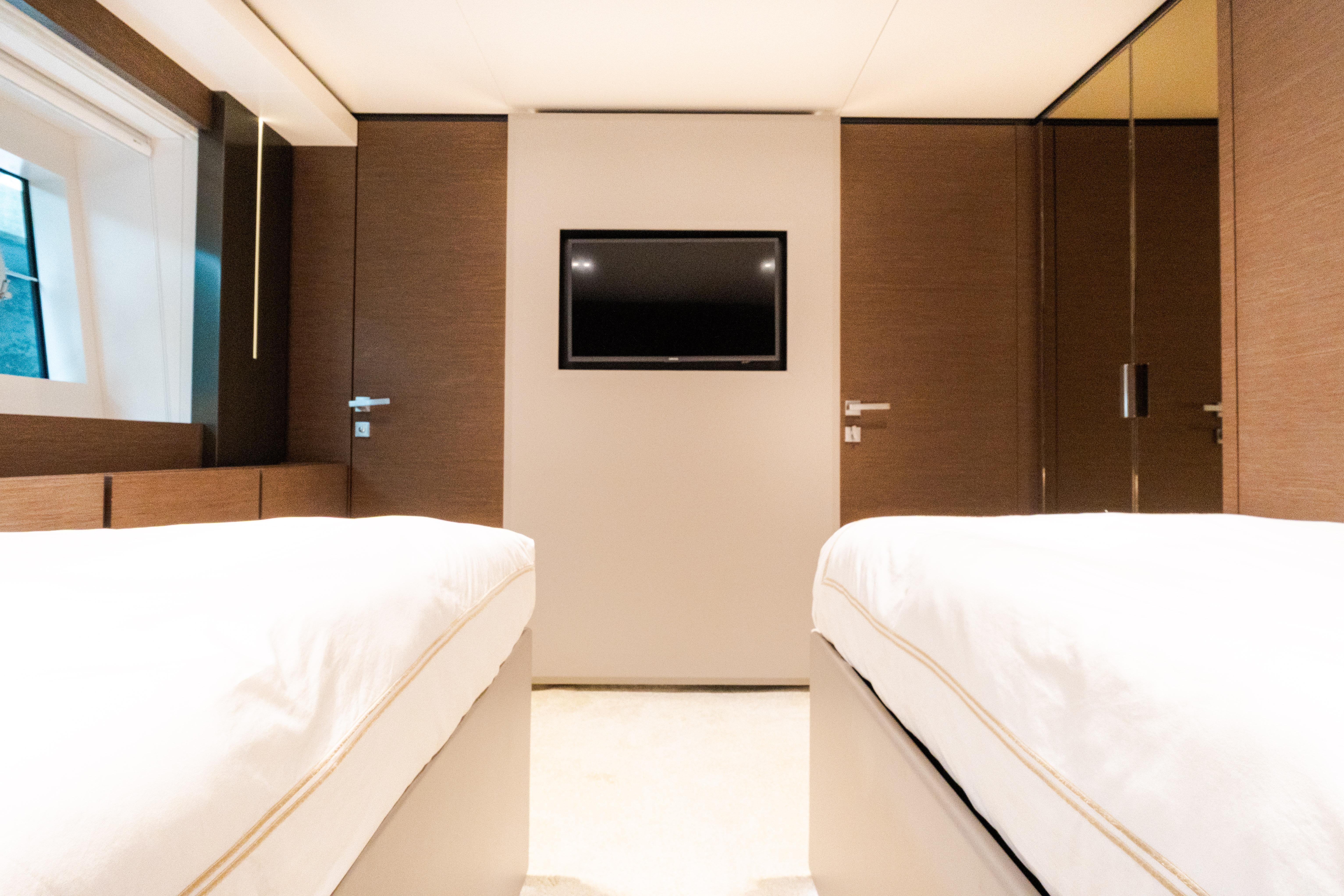2018 Custom Line Navetta 33 – photo 42