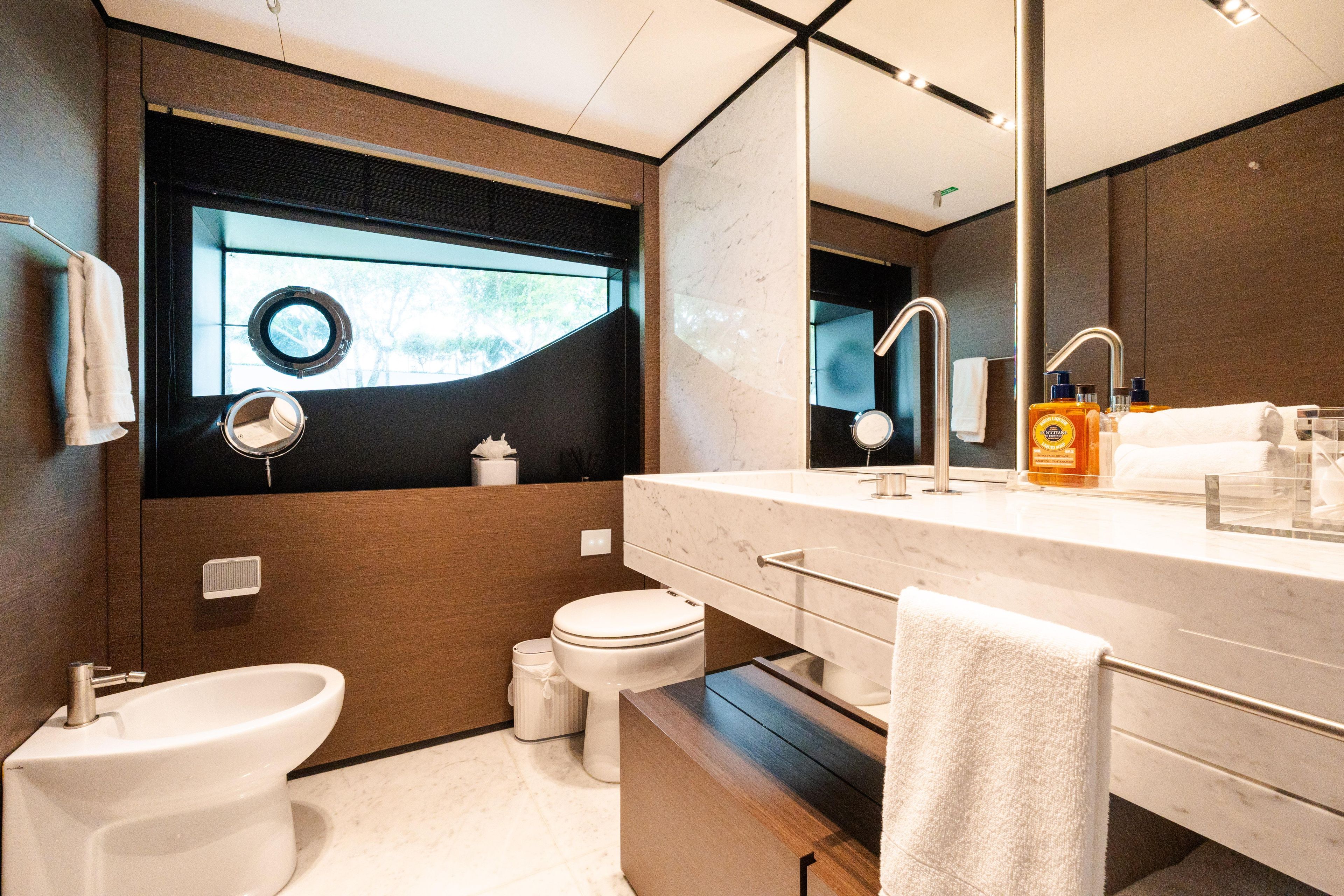2018 Custom Line Navetta 33 – photo 49