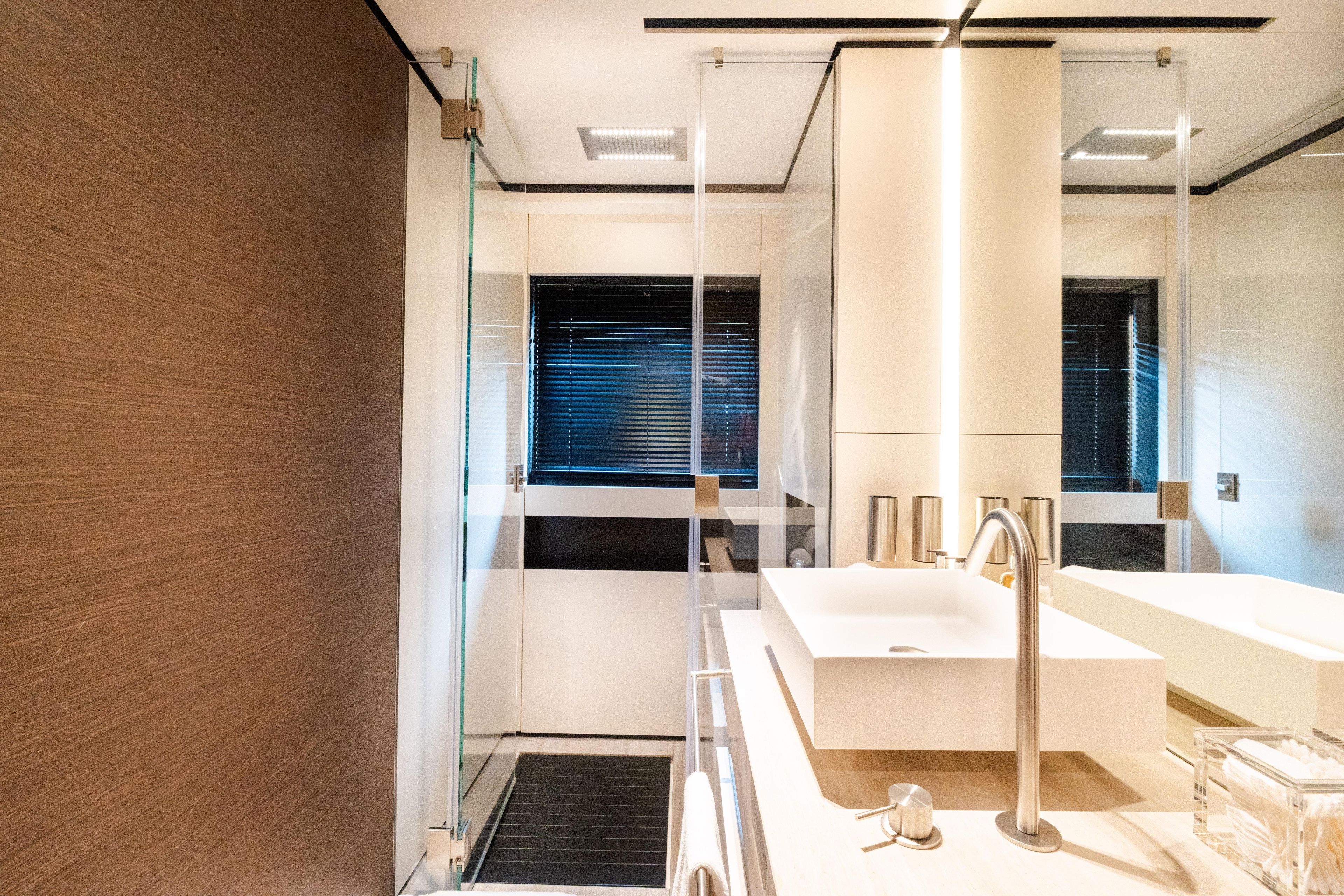 2018 Custom Line Navetta 33 – photo 48