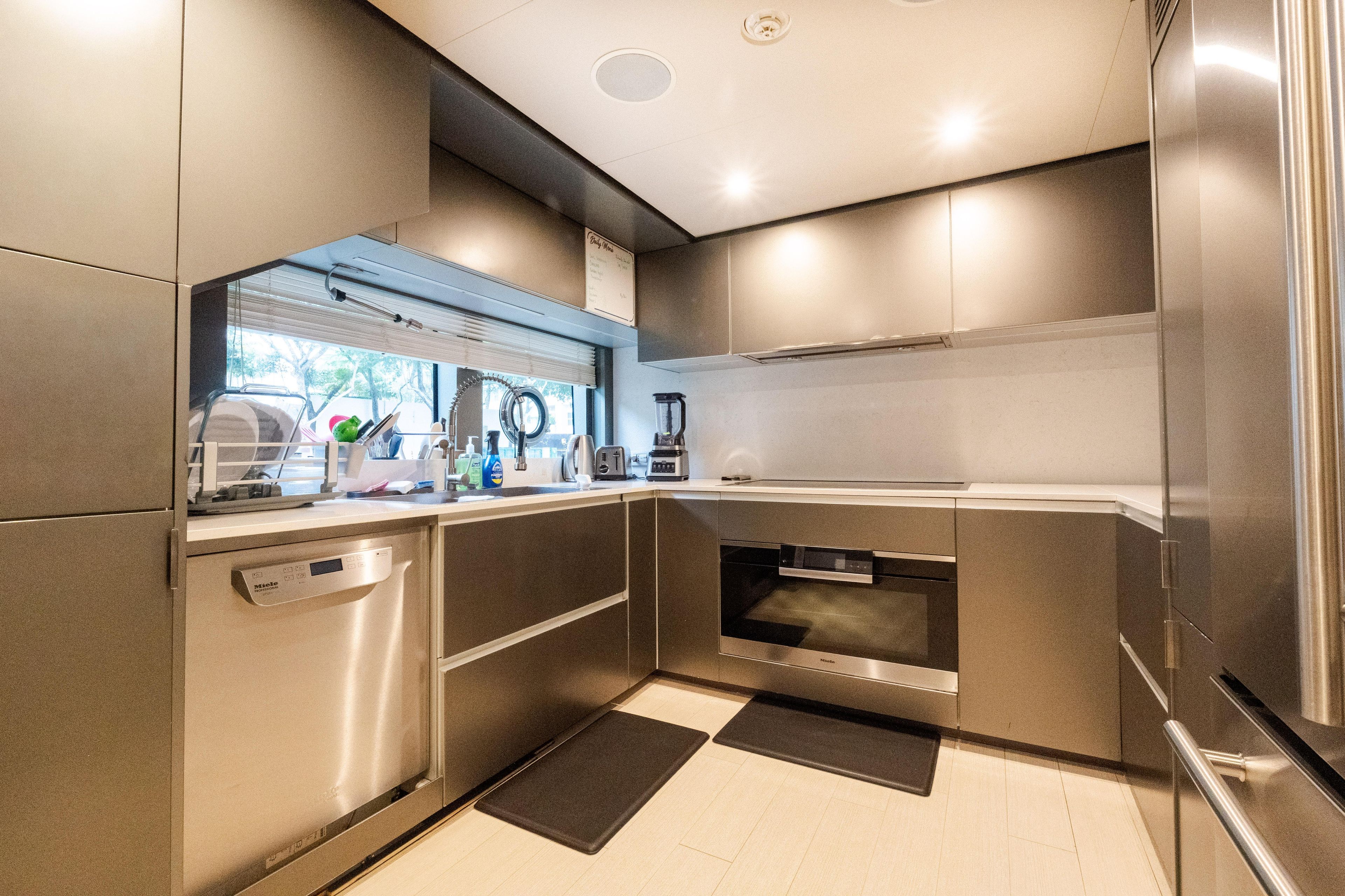 2018 Custom Line Navetta 33 – photo 53