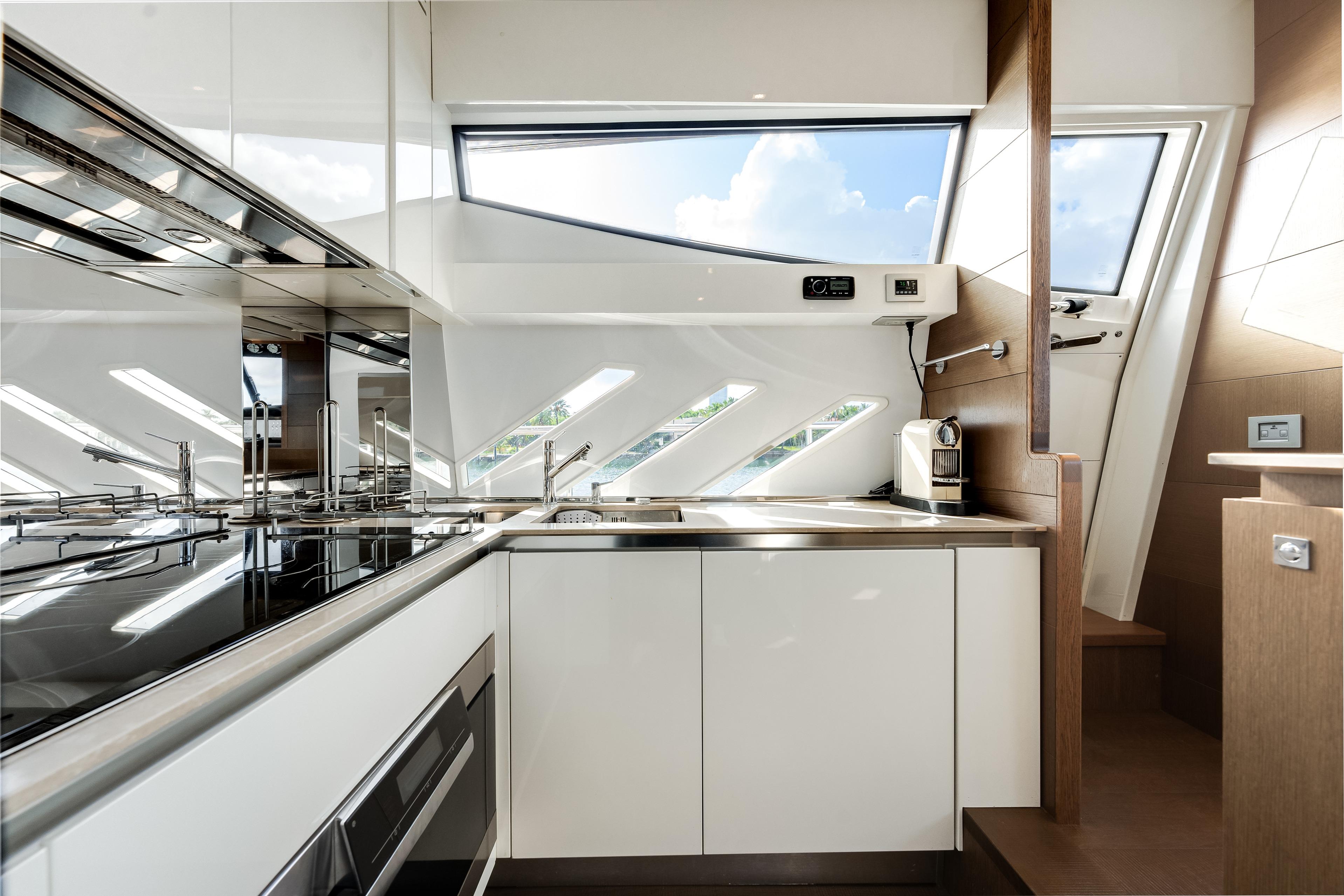 2014 Ferretti 870 – photo 20