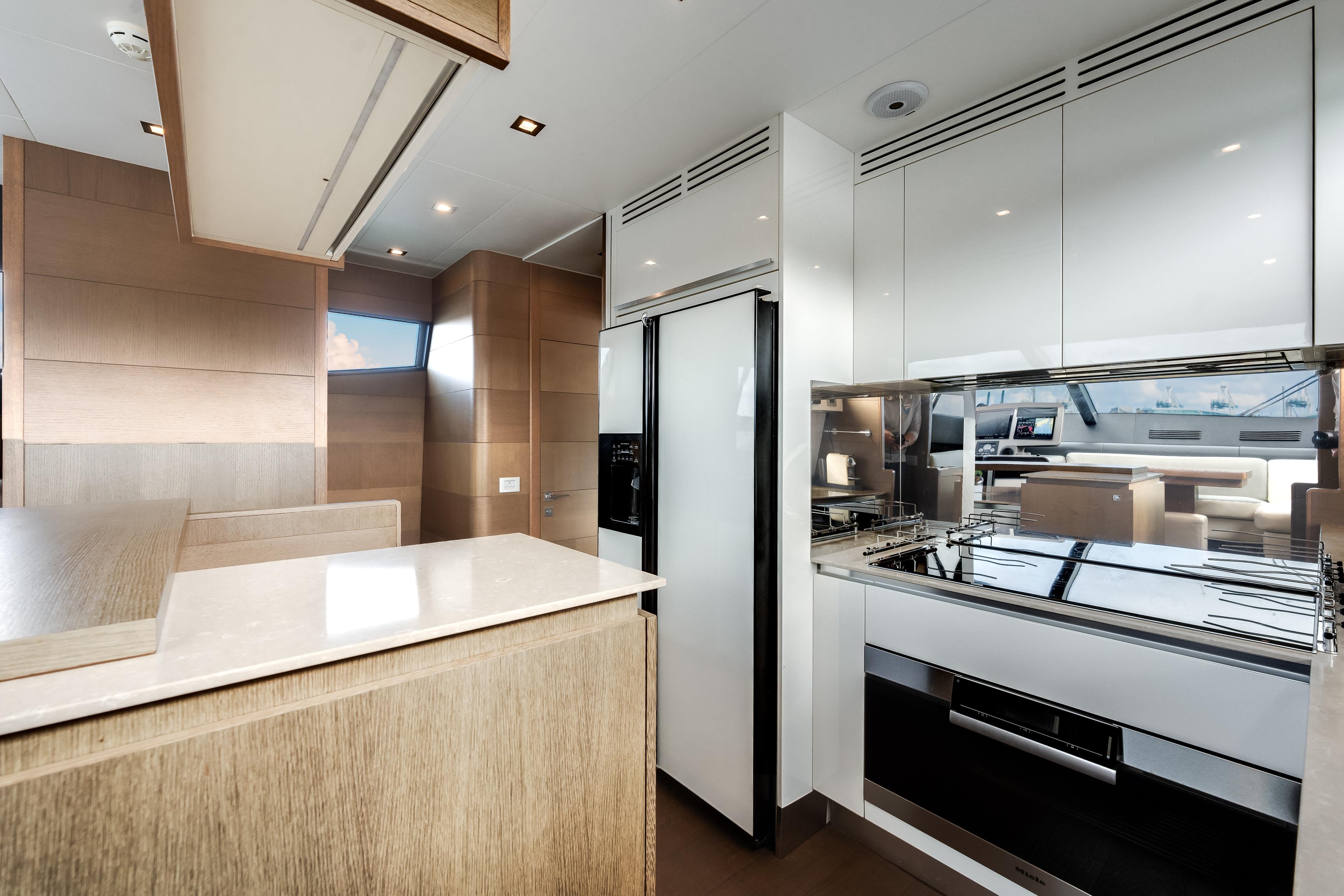 2014 Ferretti 870 – photo 24