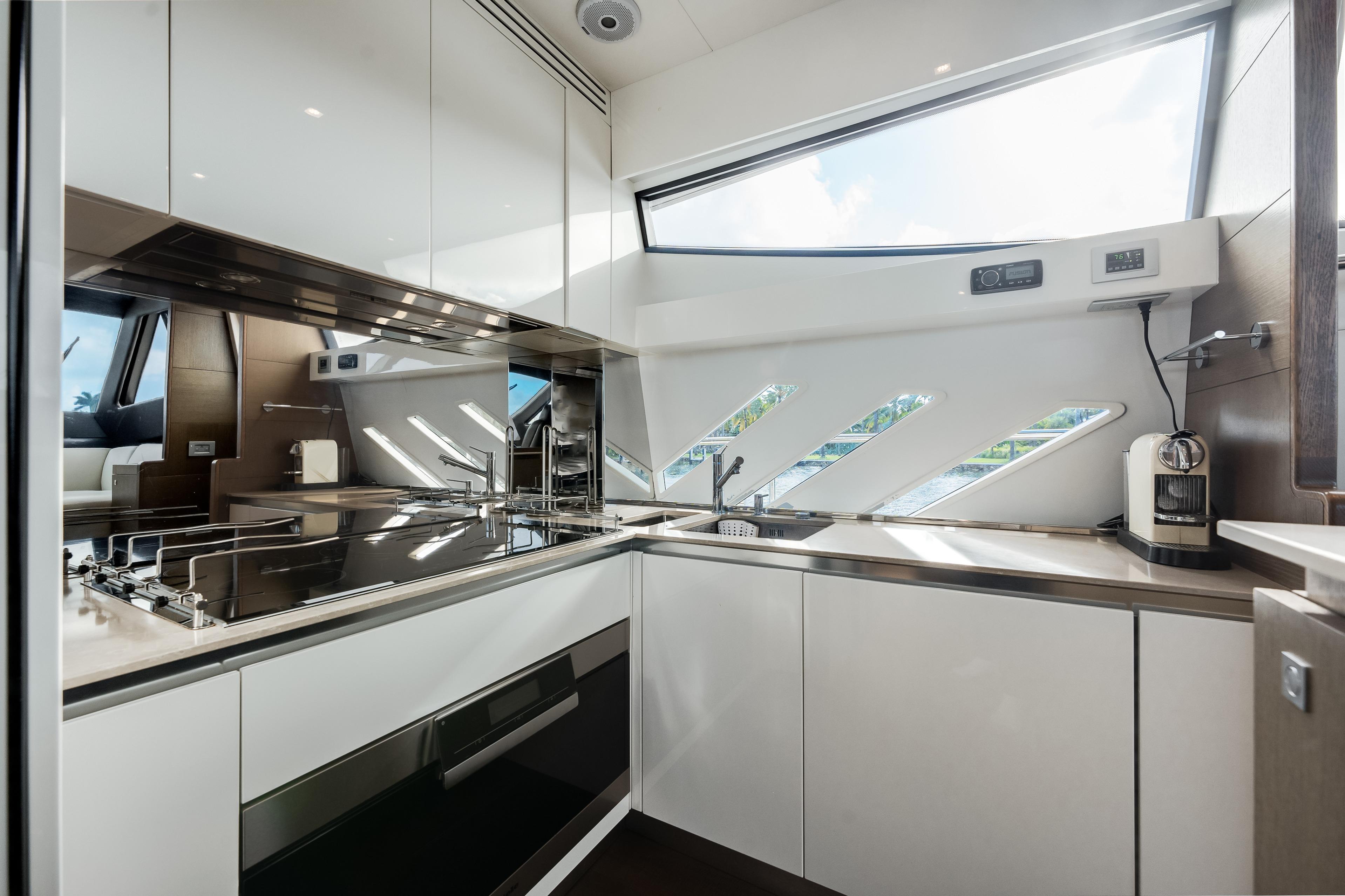 2014 Ferretti 870 – photo 25
